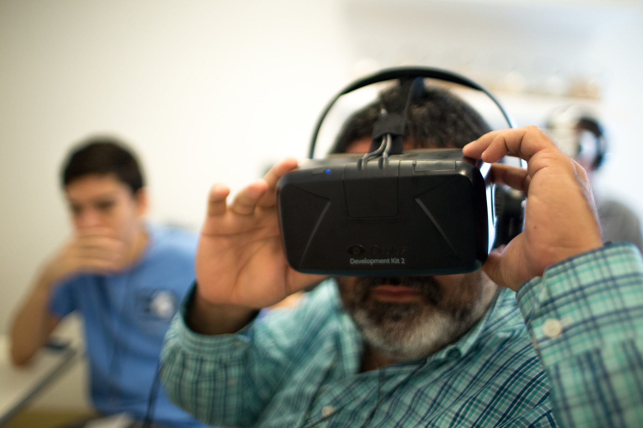 Майкрософт делает телефоны. VR журналистика. Демонстрация виртуальной реальности. VR демонстрация оборудования.