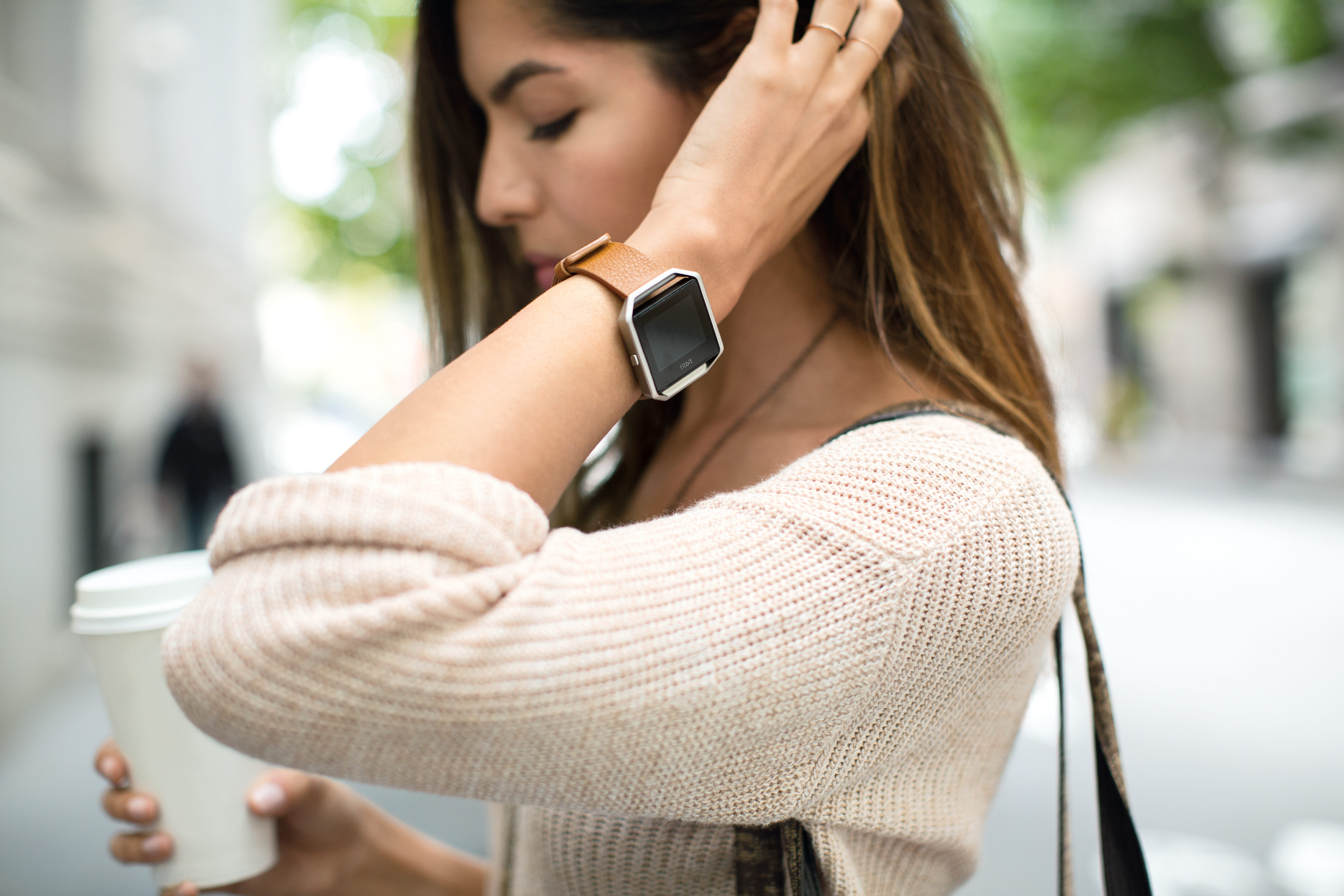 Какие выбрать умные часы для женщин. Смарт часы женские Эппл вотч. Fitbit Blaze. Смарт часы Аппле вотч на руке. АПЛ вотч на женской руке.