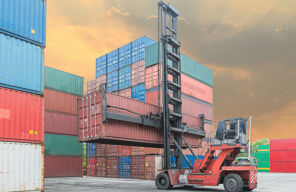 Handling containers. Погрузка контейнеров на судно. Лифтер контейнер. Teu forklift. Фото погрузки контейнера краном.