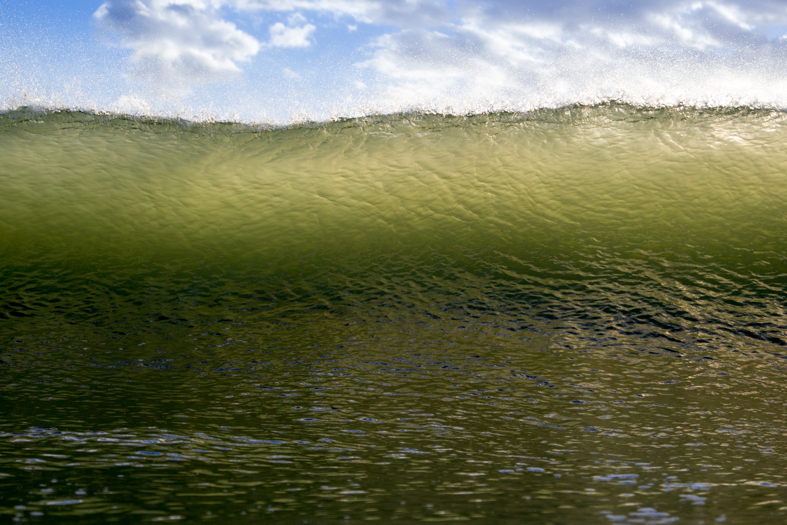 Мутная вода слушать. Волны на озере. Волны на воде. Зеленая волна. Большие волны на озере.
