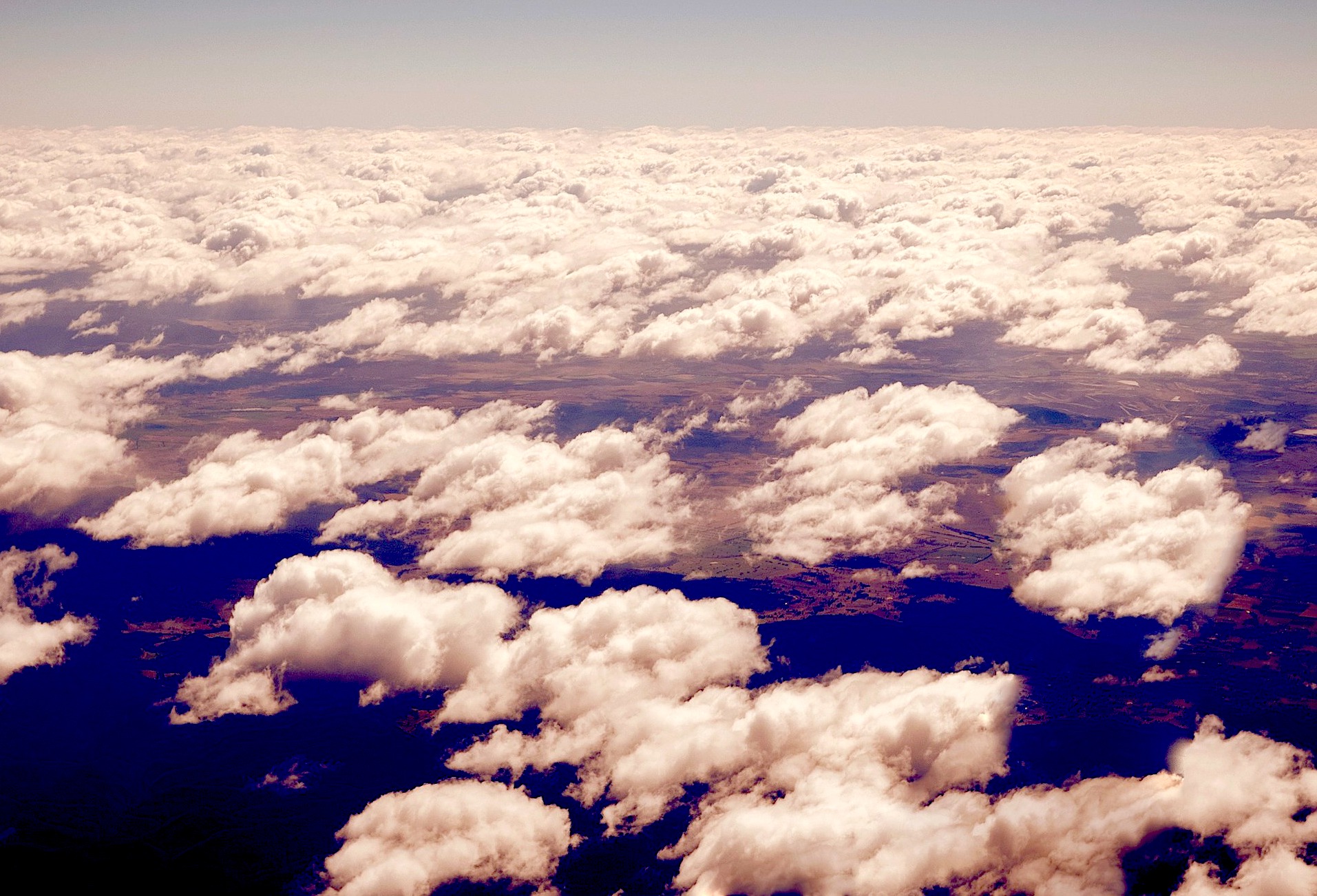 Посмотри на небо на телефон. Небо с воздуха под облаками. Воздушное облако. Топ с облаками. Облака воздушные средства.