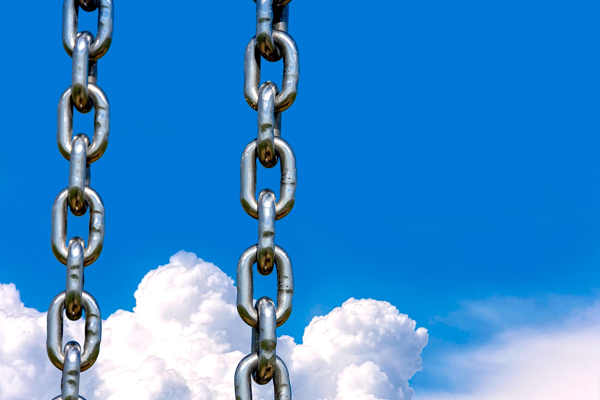 cloudchains-WillfriedWende-Pixabay.jpeg