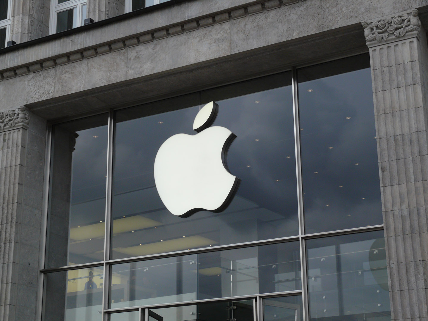 Apple to cut small number of jobs in its corporate retail teams ...
