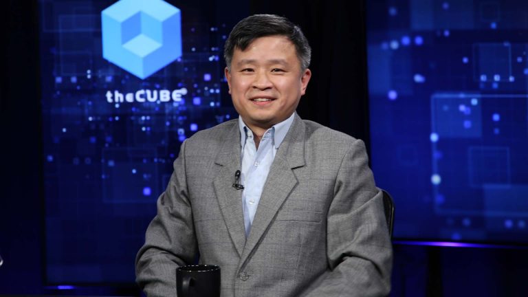 AI and data executive Howie Xu and John Furrier discuss emerging AI trends for 2024