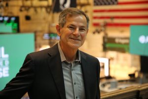 Juan Loaiza, executive vice president of mission-critical database technologies at Oracle, discusses the company's AI strategy with theCUBE's Dave Vellante.