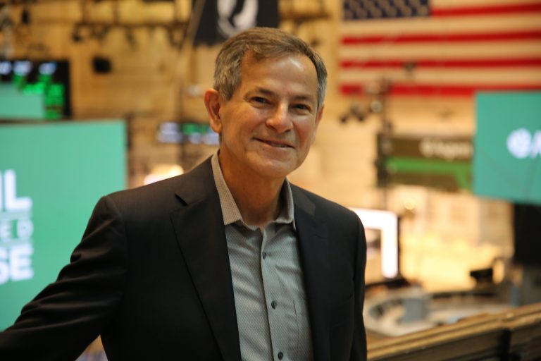 Juan Loaiza, executive vice president of mission-critical database technologies at Oracle, discusses the company's AI strategy with theCUBE's Dave Vellante.