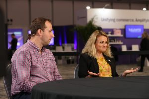 Julia Rabkin, especialista em produtos B2B da Commer Commersings GmbH, e Alistair Groves, chefe de produto da Commercetools, converse com o TheCube sobre a IA Agentic no Elevate - The Global Commerce Summit 2025.