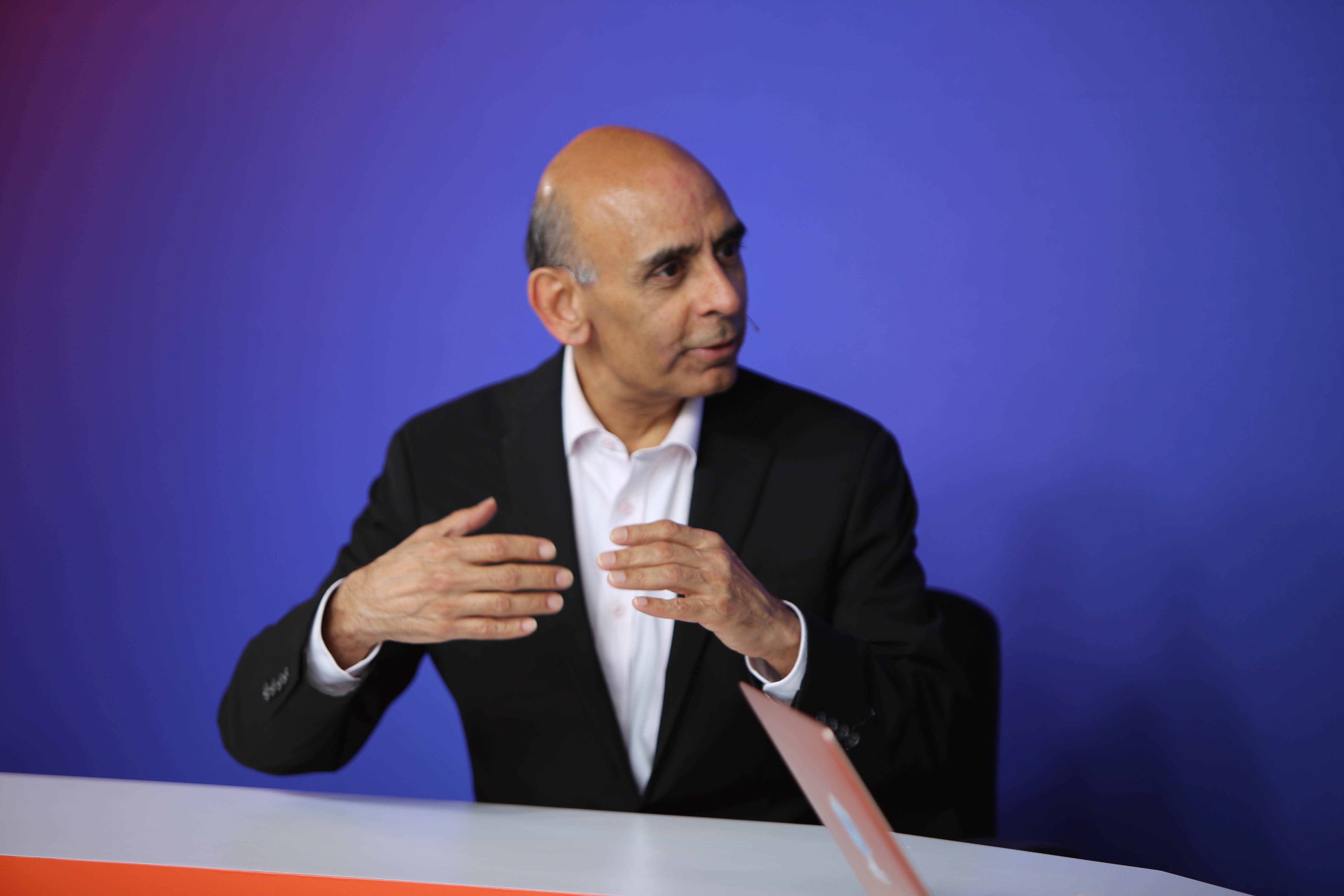Sanjeev Mohan, industry analyst and principal at SanjMo, talks with theCUBE about AI anywhere during Cloudera EVOLVE – 2025.