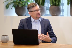 Paul Nashawaty, principal analyst at theCUBE Research, opens with a keynote on the AI and API convergence moment at Kong API Summit 2025.