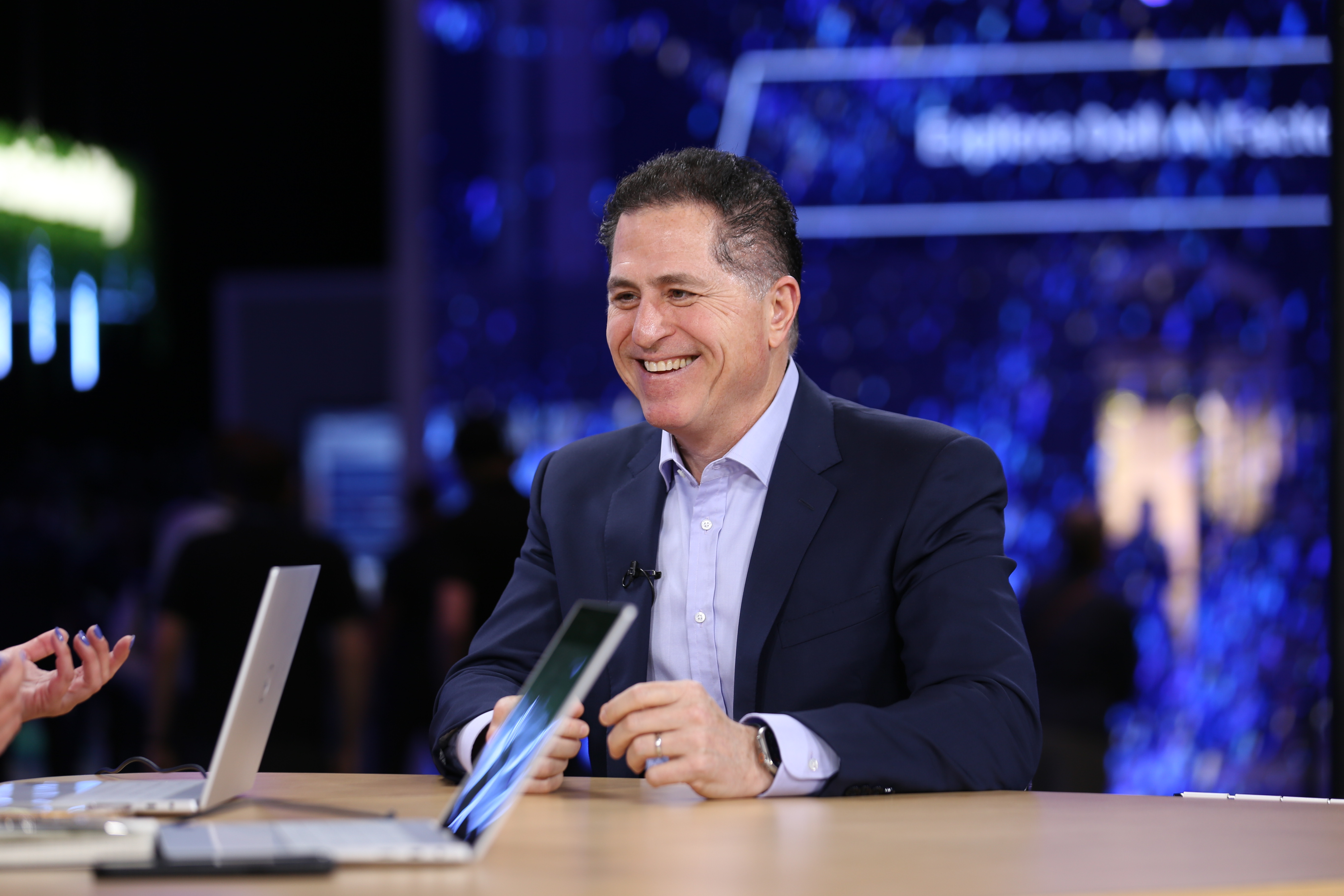 Dell’s stock rises on AI server demand, but HP slides after announcing layoffs and weak guidance –  News