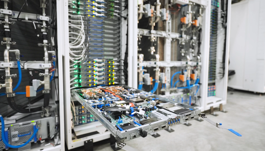 Microsoft sledi Meta in tekmuje za 'superinteligenco' z osredotočanjem na človeški nadzor