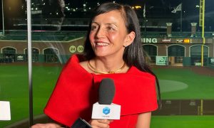 Freshworks chief customer and marketing officer Mika Yamamoto discusses AI in customer support with theCUBE at Freshworks Refresh 2025.