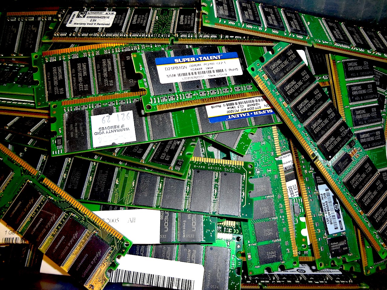 Paměťový supercyklus nadešel – financování AI na něj nalévá palivo